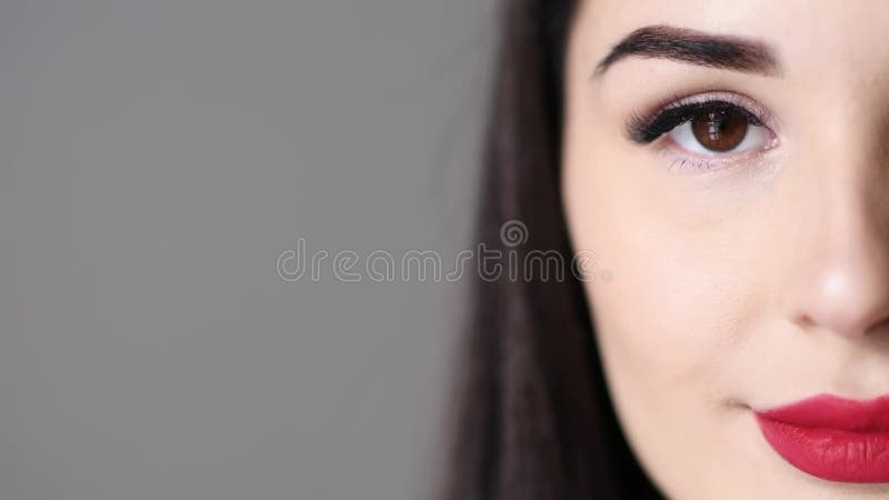 Το πορτρέτο κινηματογραφήσεων σε πρώτο πλάνο της γυναίκας yopung ανοίγει το μάτι της με το makeup και τα μακροχρόνια eyelashes